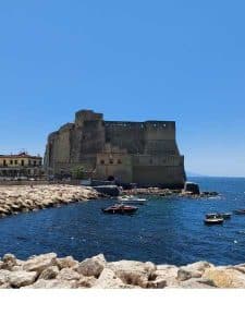 Il Natale a Napoli sul lungomare di Napoli con vista sul Castel dell'Ovo